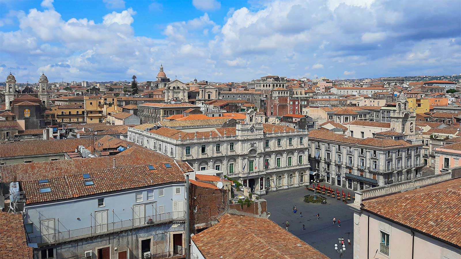 Piazza Università con il Palazzo centrale